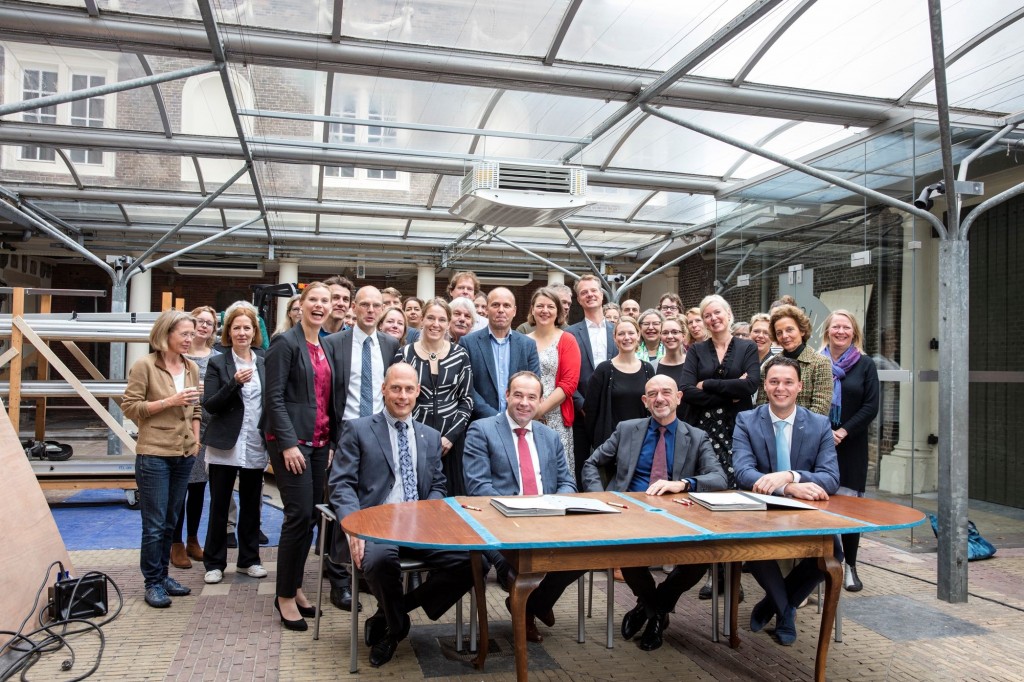 Ondertekening contract tussen Gemeente Leiden en de aannemer voor de verbouwing van museum De Lakenhal